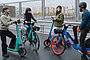 Shared Mobility in der Krise. Junge Menschen auf E-Scootern und E-Bikes.
