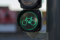 Ausschnitt eine Veloampel auf grün.