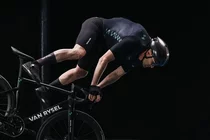 Ein Rennradfahrer stürzt über den Lenker.