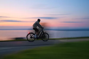 Ein modernes E-Bike in der Seitenansicht.